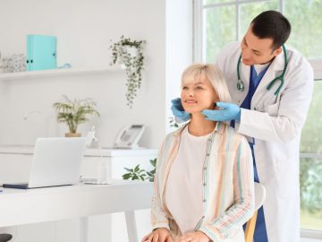 Médico realizando avaliação clínica em paciente durante consulta, ilustrando o que um endocrino faz no acompanhamento hormonal e metabólico.